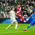 Alvaro Carreras înscrie pentru 2-0, cu toată opoziția lui Andrei Rațiu