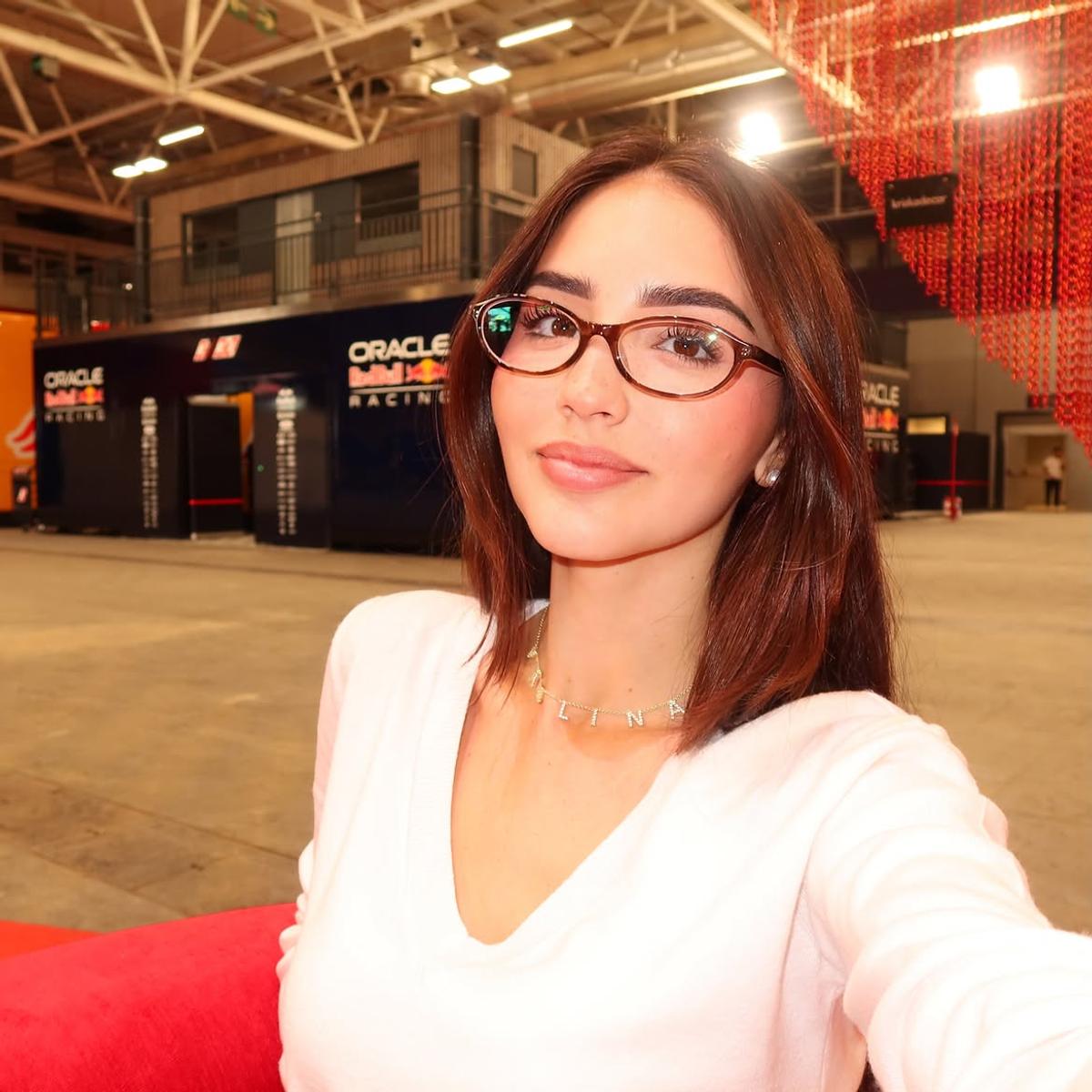 Rochia scurtă purtată de sora sa i-a adus pilotului o amendă de 500 de euro: „Cine va plăti?”