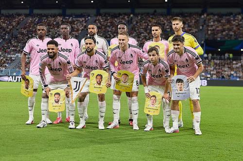 Jucătorii lui Juventus au ieșit pe teren cu cardurile lor din jocul EA FC / foto: Guliver/gettyimages
