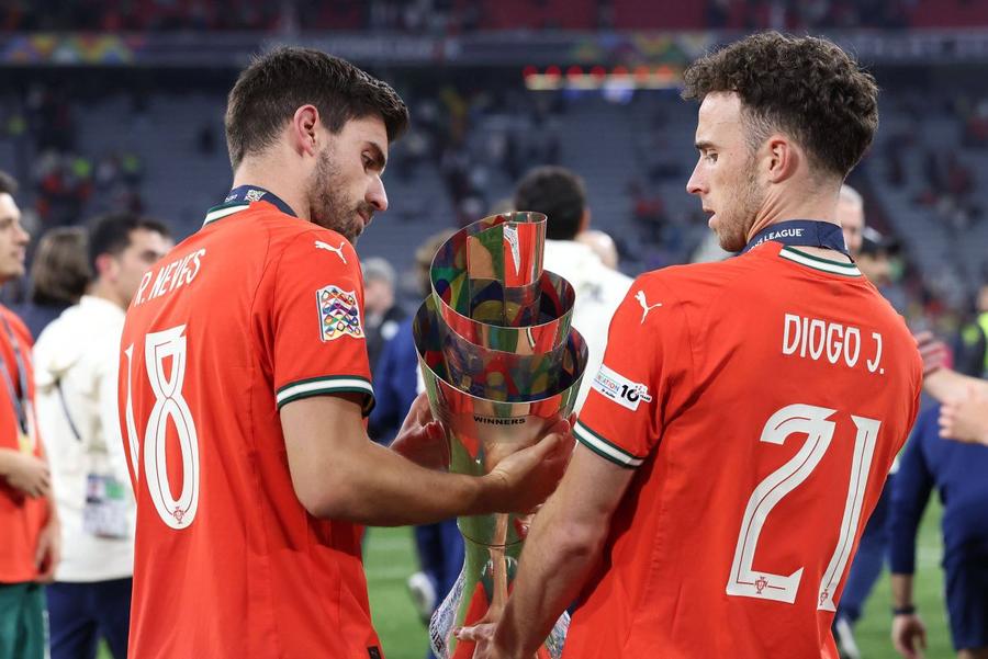 Ruben Neves și Diogo Jota, după câștigarea Ligii Națiunilor 2024-2025 cu Portugalia / Foto: Imago Reacția scandaloasă a fanilor lui Al Taawoun la adresa lui Ruben Neves » Jucătorul lui Al Hilal le-a arătat cerul