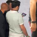 Angelescu, Voicu și Bilașco urmăresc pe telefon o fază din Sepsi - CFR Cluj / FOTO: Andrei Furnigă (GSP)