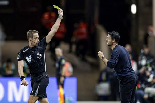 Managerul lui Arsenal, Mikel Arteta, este sancționat cu „galben” de arbitrul John Brooks / Foto: Imago