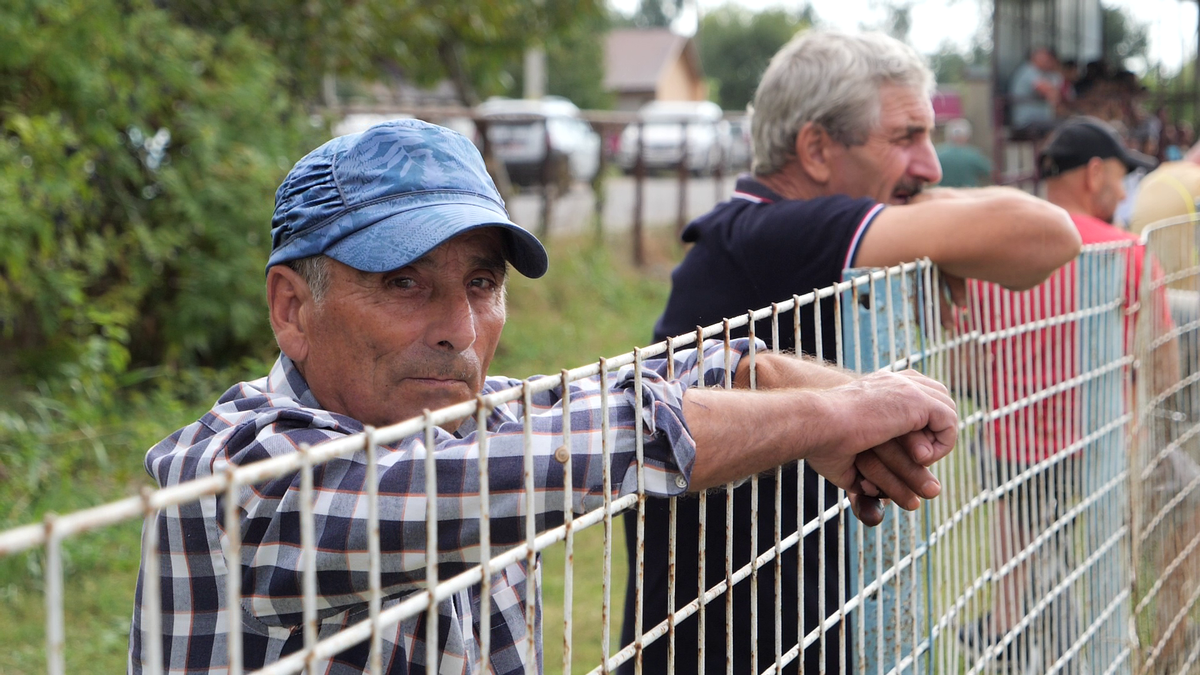 Tatăl lui Valentin Mihăilă e președinte, fratele e atacant, iar nea Nelu face legea la grătar » În Liga 6 din Dâmbovița, „meciul durează mai mult de 90 de minute”