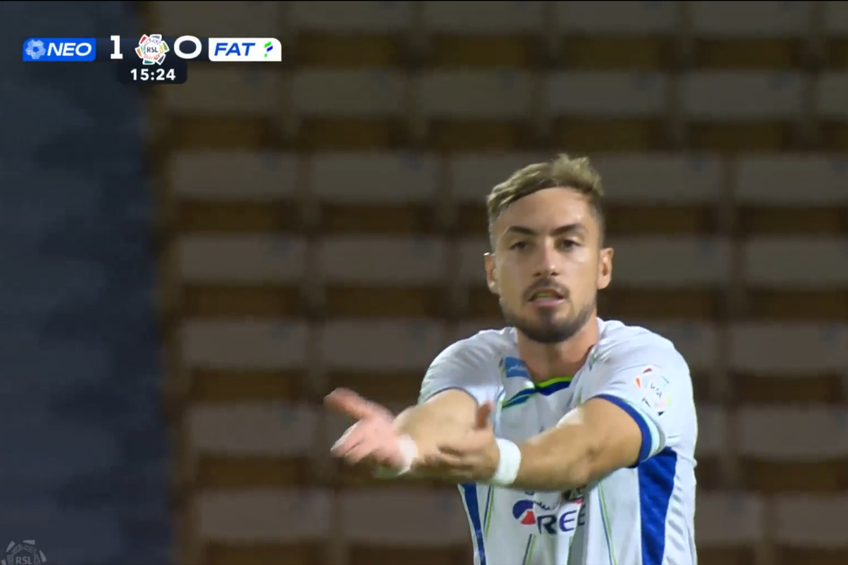 Mihai Lixandru a comis un penalty în duelul cu echipa lui Alexandre Lacazette // foto: captură X @thmanyahsports