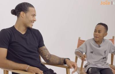 VIDEO Van Dijk a primit replici geniale de la juniorii lui Liverpool: „Sunt dezamăgit, mă așteptam să vină Salah” + „Nu cred că ești atât de bun”