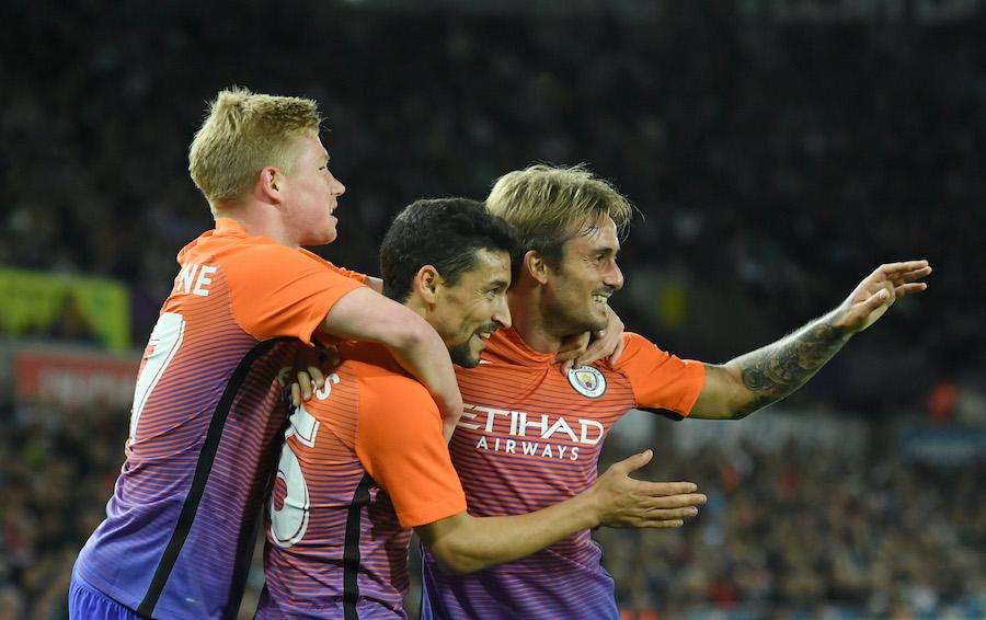 Jesus Navas, în centru, felicitat de De Bruyne și de Aleix Garcia. Sursă: Getty Images FOOTBALL LEAKS Confidențial despre Aleix Garcia: de ce l-a luat, cât a plătit și de ce l-a pus pe liber Manchester City. Cum arată raportul nefardat de scouting al fotbalistului ajuns la Dinamo