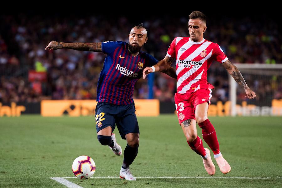 Aleix Garcia, în duel cu Vidal în Primera Division. Sursă: Getty Images FOOTBALL LEAKS Confidențial despre Aleix Garcia: de ce l-a luat, cât a plătit și de ce l-a pus pe liber Manchester City. Cum arată raportul nefardat de scouting al fotbalistului ajuns la Dinamo