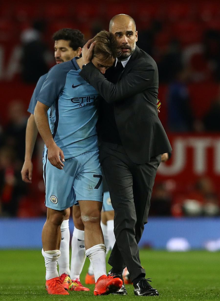 Aleix Garcia consolat pe managerul lui City, Pep Guardiola, după un meci de Cupă. Sursă: Getty Images FOOTBALL LEAKS Confidențial despre Aleix Garcia: de ce l-a luat, cât a plătit și de ce l-a pus pe liber Manchester City. Cum arată raportul nefardat de scouting al fotbalistului ajuns la Dinamo