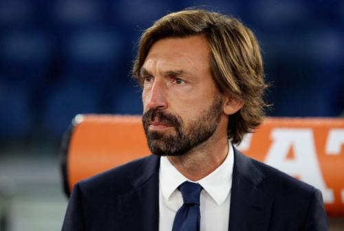 Andrea Pirlo, 41 de ani, antrenorul lui Juventus spune că „e mult mai stresant pe bancă. Acum, eu conduc, dar alții interpretează rolurile. Înainte, eu decideam ce fac cu mingea”.