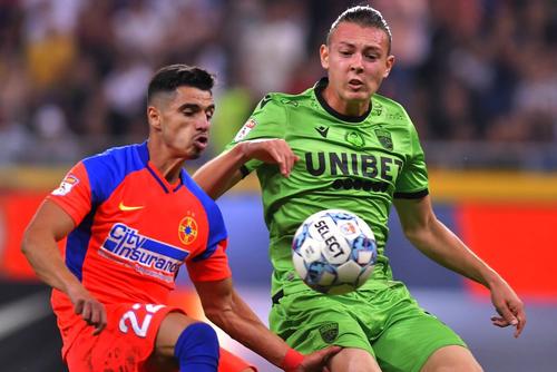 Valentin Gheorghe în duel cu Deniz Giafer, în FCSB - Dinamo 6-0