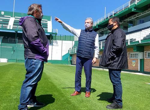 Eduardo Spinosa (cu mâna ridicată), președintele clubului Banfield, a decis retragerea echipei de futsal din campionat