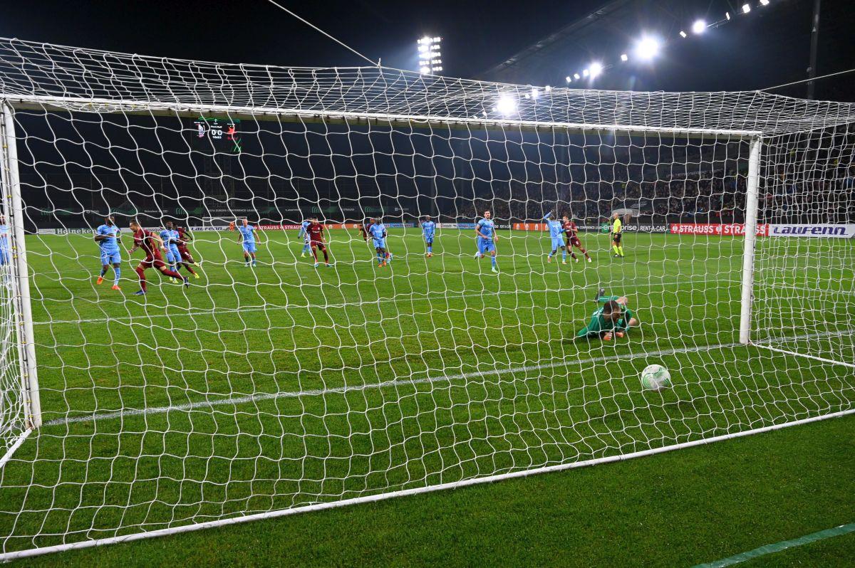 Imaginea serii după CFR Cluj - Slavia Praga » Bătuți a doua oară de campioană, cehii au îngenuncheat la finalul meciului