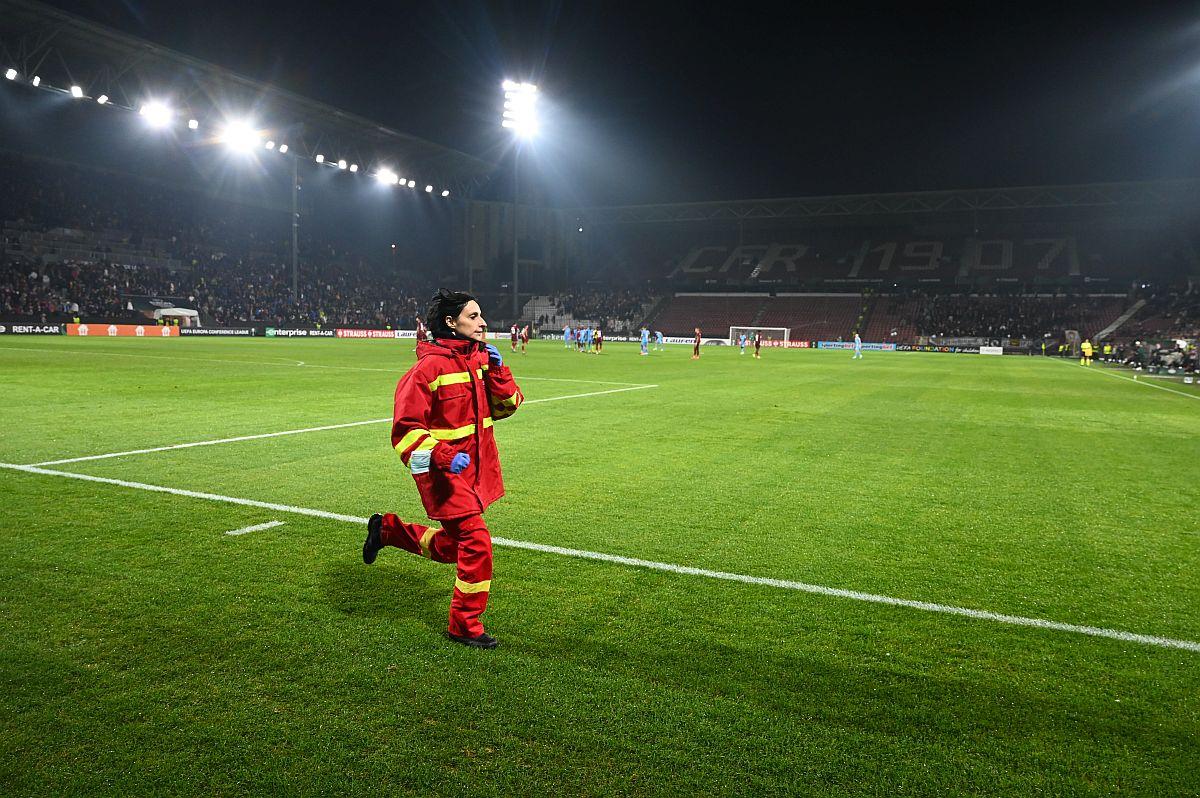 Imagini care vă pot afecta emoțional » CFR Cluj - Slavia, întrerupt 15 minute, după ce unui spectator i s-a făcut rău