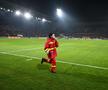 Imagini care vă pot afecta emoțional » CFR Cluj - Slavia, întrerupt 15 minute, după ce unui spectator i s-a făcut rău