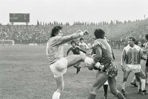 Faza în care Vaișcovici a folosit un procedeu de karate pentru a-l face knock-out pe Pițurcă. În plan secund, „Fiara” Lăcătuș e gata să intervină. Foto: Arhiva GSP
