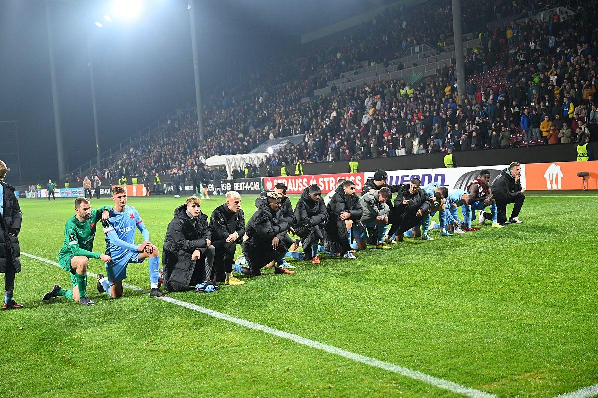Imaginea serii după CFR Cluj - Slavia Praga » Bătuți a doua oară de campioană, cehii au îngenuncheat la finalul meciului