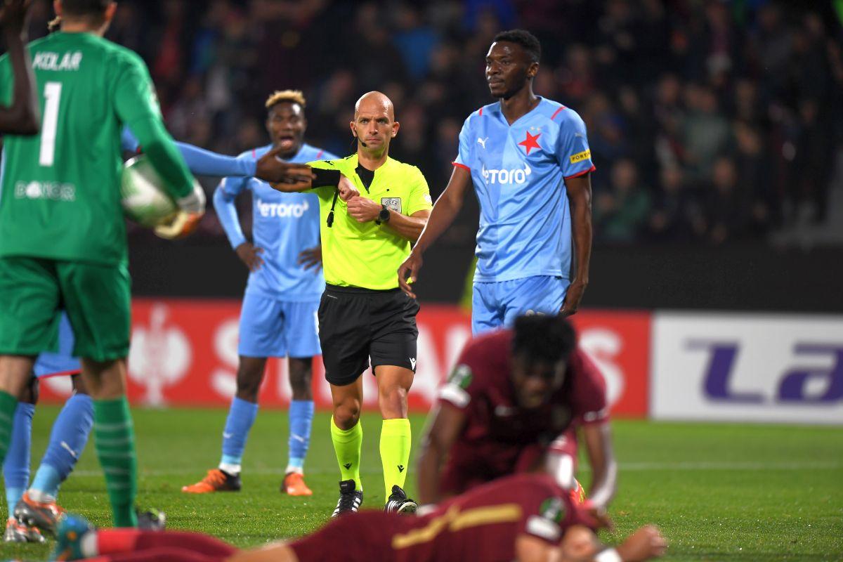 Imaginea serii după CFR Cluj - Slavia Praga » Bătuți a doua oară de campioană, cehii au îngenuncheat la finalul meciului