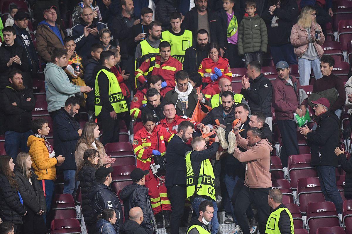Imagini care vă pot afecta emoțional » CFR Cluj - Slavia, întrerupt 15 minute, după ce unui spectator i s-a făcut rău