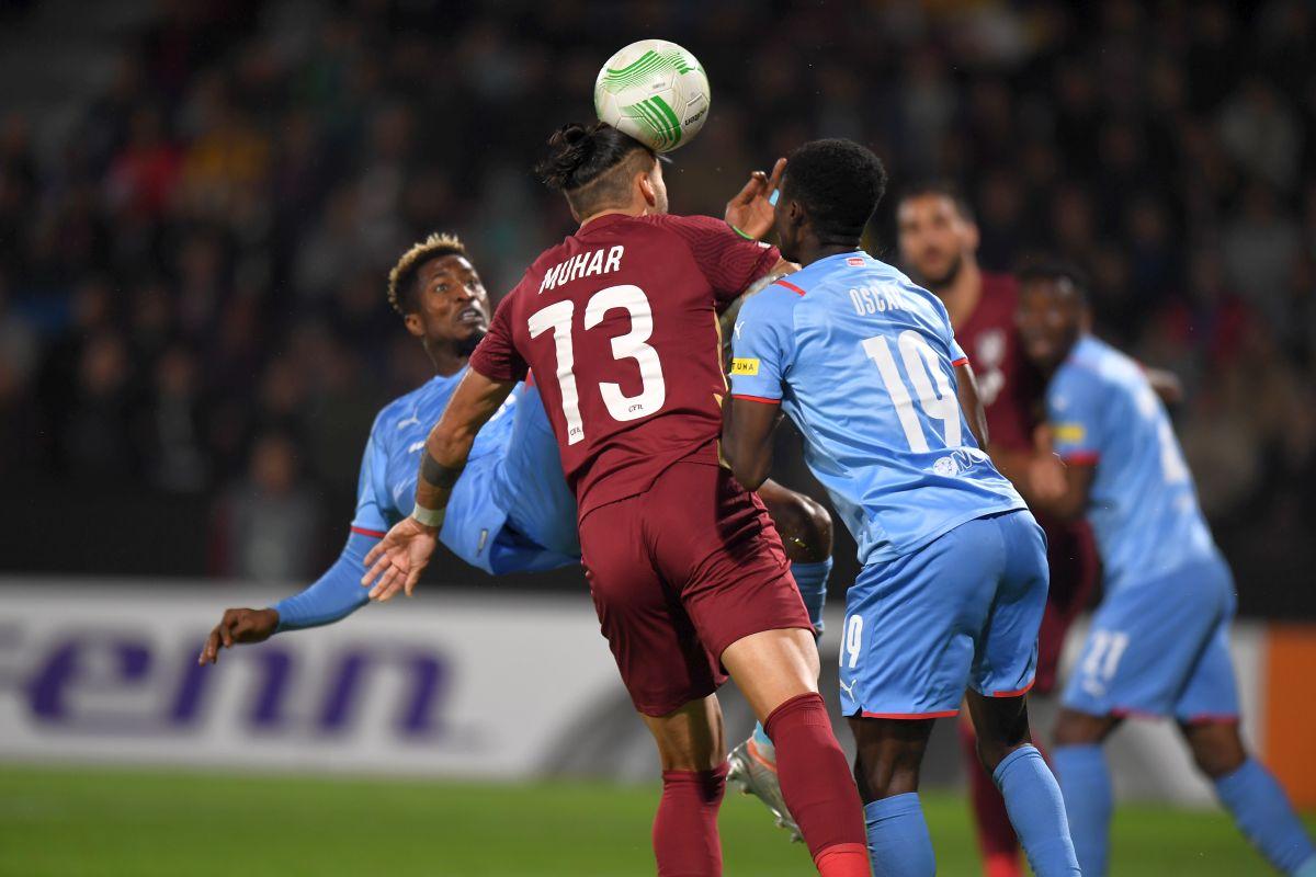 Imaginea serii după CFR Cluj - Slavia Praga » Bătuți a doua oară de campioană, cehii au îngenuncheat la finalul meciului