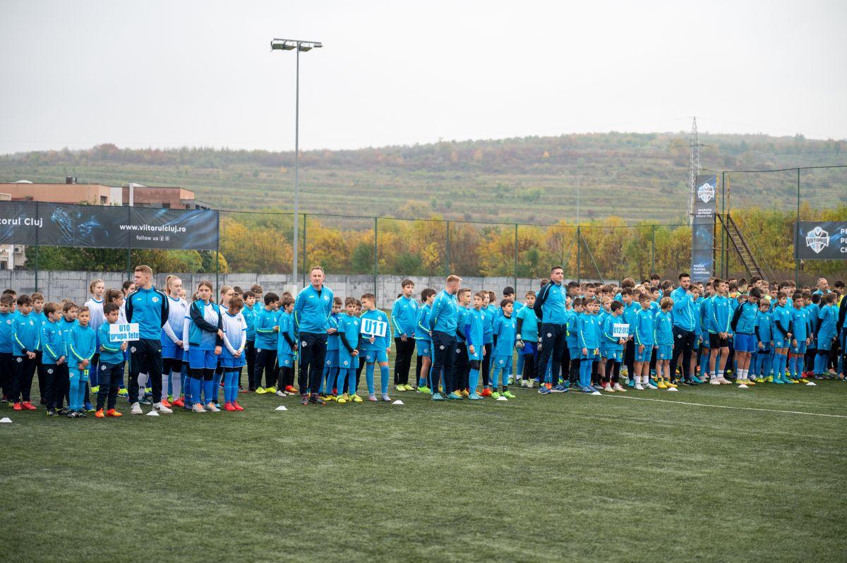 Fratele Regelui Charles, Prințul Edward, în vizită la Academia Viitorul Cluj » A discutat cu juniorii și s-a băgat la penalty-uri