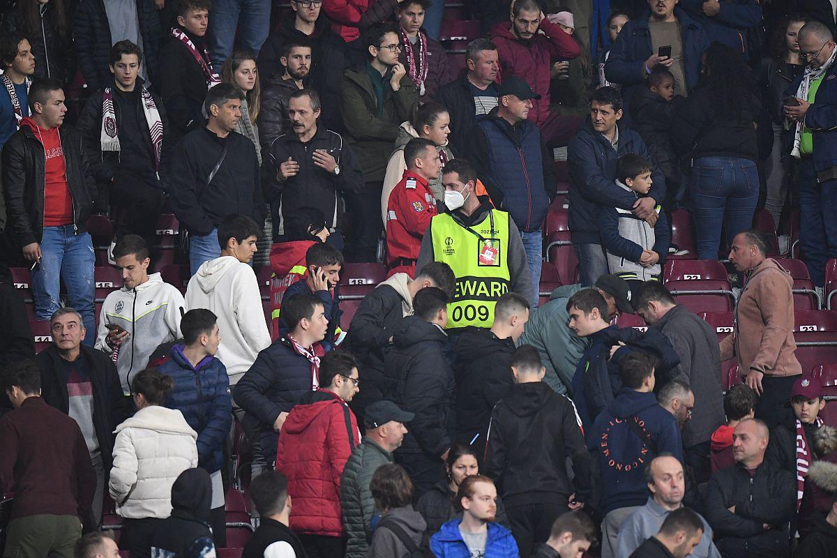 Imagini care vă pot afecta emoțional » CFR Cluj - Slavia, întrerupt 15 minute, după ce unui spectator i s-a făcut rău