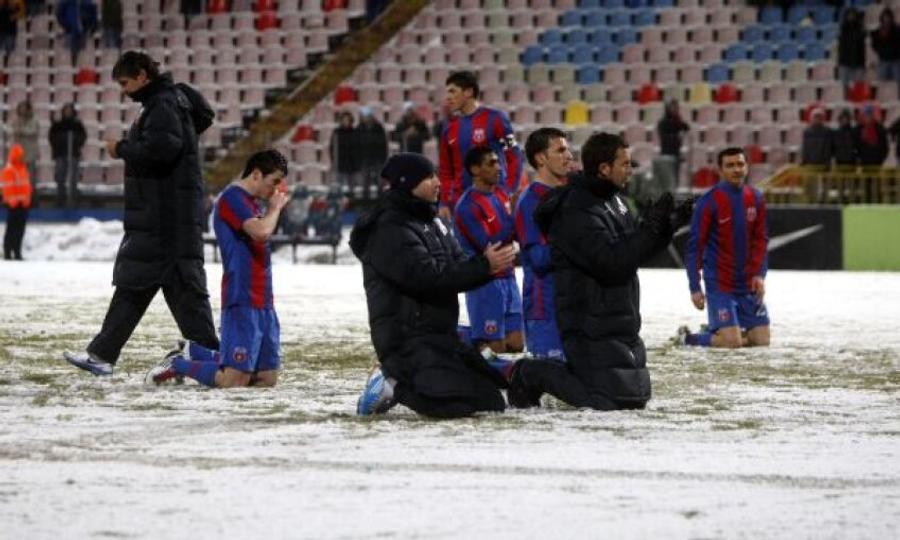 Imaginea serii după CFR Cluj - Slavia Praga » Bătuți a doua oară de campioană, cehii au îngenuncheat la finalul meciului