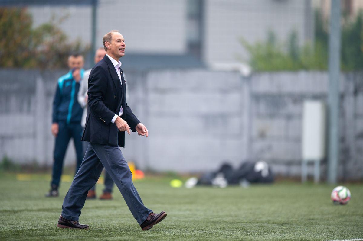 Fratele Regelui Charles, Prințul Edward, în vizită la Academia Viitorul Cluj » A discutat cu juniorii și s-a băgat la penalty-uri