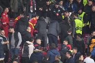 Imagini care vă pot afecta emoțional » CFR Cluj - Slavia, întrerupt 15 minute, după ce unui spectator i s-a făcut rău
