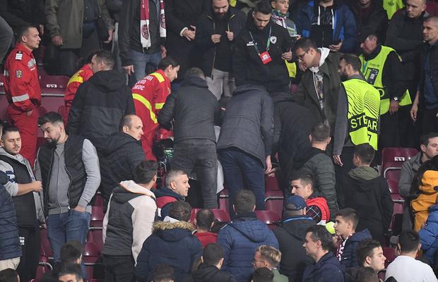 Imagini care vă pot afecta emoțional » CFR Cluj - Slavia, întrerupt 15 minute, după ce unui spectator i s-a făcut rău