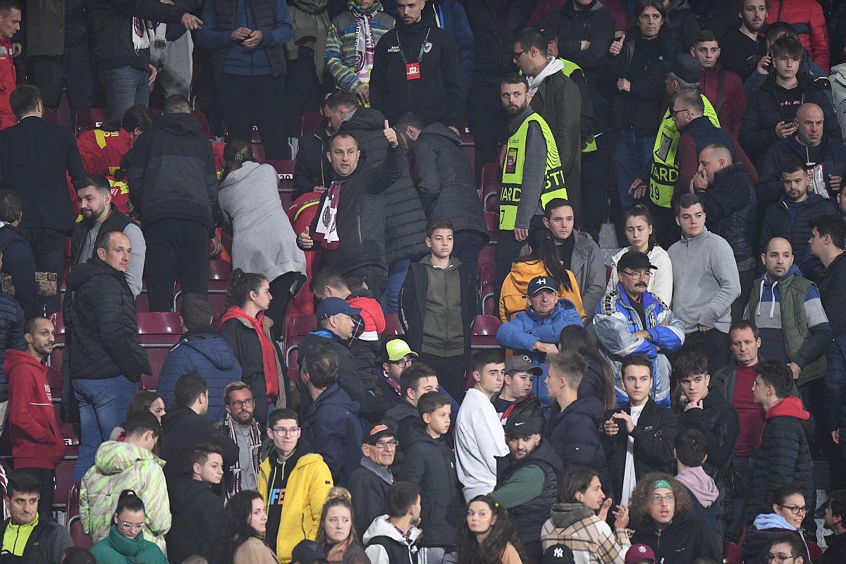 Imagini care vă pot afecta emoțional » CFR Cluj - Slavia, întrerupt 15 minute, după ce unui spectator i s-a făcut rău