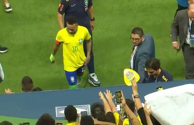 Neymar, nervos după ce a fost lovit în cap cu o cutie de popcorn în Brazilia - Venezuela 1-1