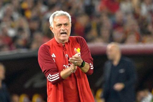 Jose Mourinho, antrenorul de la AS Roma, ar fi pus ochii pe Radu Drăgușin (21 de ani), fundașul român de la Genoa/ foto: Imago Images