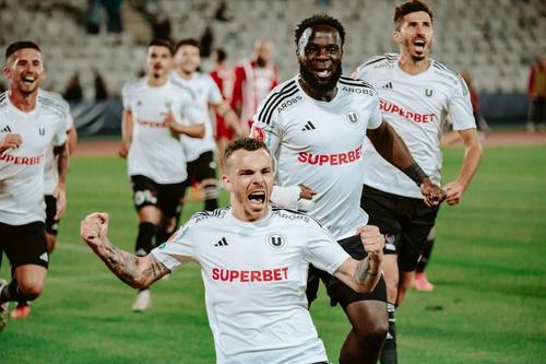 Elvis Manu, în spatele lui Dan Nistor