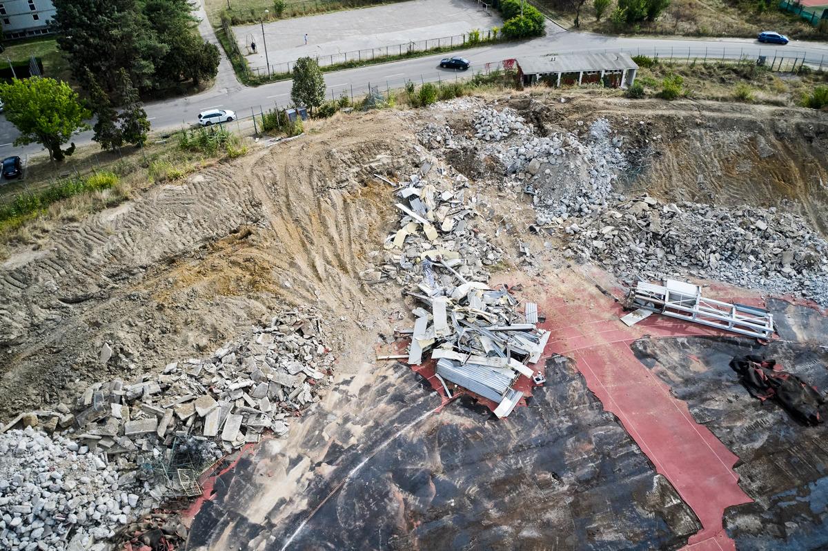 Vizită pe șantierul viitoarei arene de 100 de milioane de euro de la Pitești » Tribunele au fost demolate, urmează să fie pusă la pământ „oficiala”