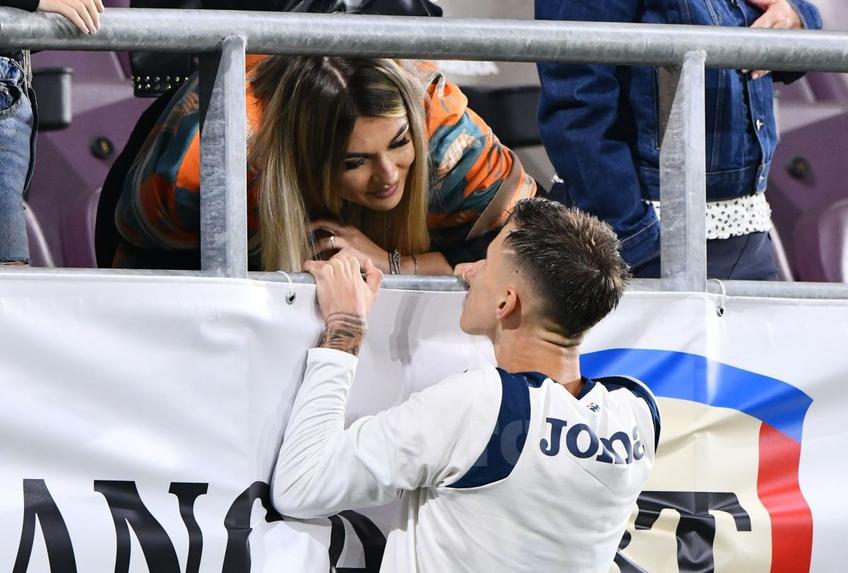 Tavi Popescu (20 de ani) a fost căpitanul României U21 în victoria 2-0 cu Armenia, din preliminariile EURO 2025. Extrema celor de la FCSB a centrat la ambele goluri, iar la final a sărbătorit alături de iubită.
