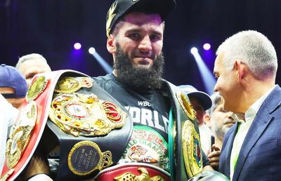 BESTIE! Artur Beterbiev l-a doborât pe Dmitry Bivol și a devenit primul campion absolut la semigrea, în 25 de ani! Controversă la final în meciul anului: „E dezgustător ce ați făcut!”