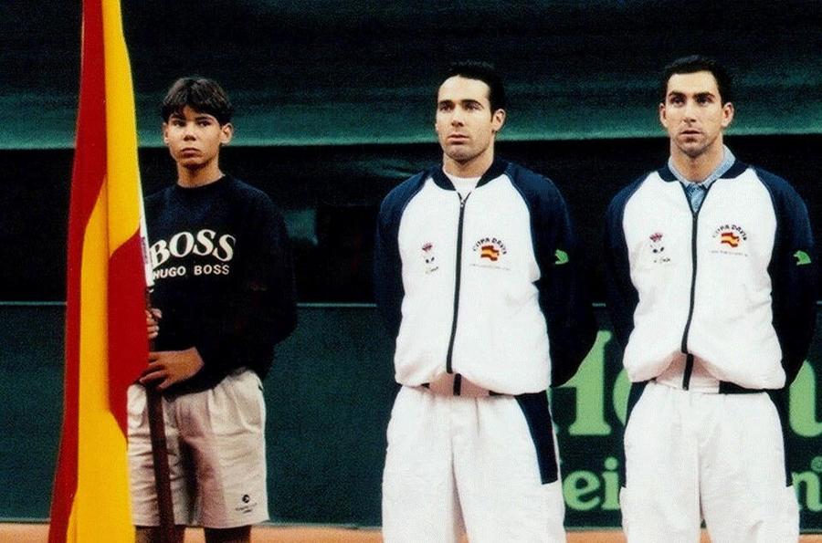 Rafael Nadal (14 ani), lângă Alex Corretja și Albert Costa, a purtat steagul Spaniei la prezentarea echipelor în finala Cupei Davis 2000, la Barcelona Foto: Davis Cup Ce își dorea Rafael Nadal pentru cariera sa când avea 16 ani: „Este complicat, concurența e mare”