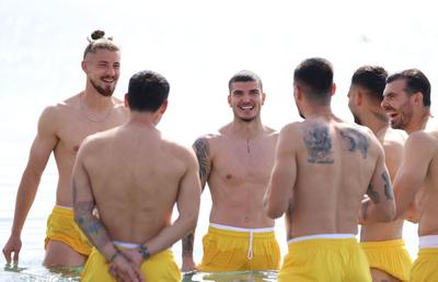 Imagini tari cu fotbaliștii naționalei în Marea Mediterană! Distracție cu Drăgușin, Man, Mihăilă și Niță: așa nu au mai fost văzuți până acum