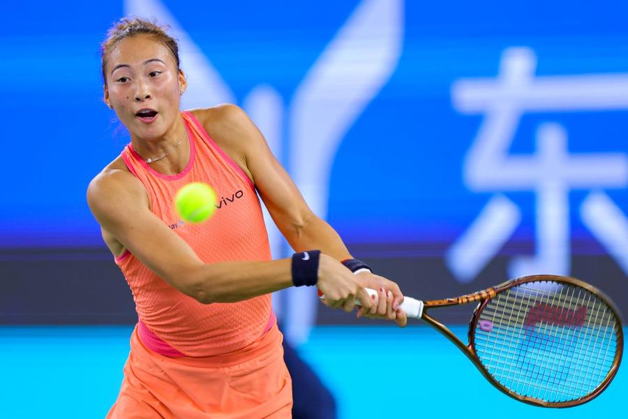 Qinwen Zheng în acțiune în finala de la Wuhan Foto: Imago Aryna Sabalenka, neînvinsă la Wuhan! » Al treilea titlu la rând, după o luptă dură cu marea favorită locală