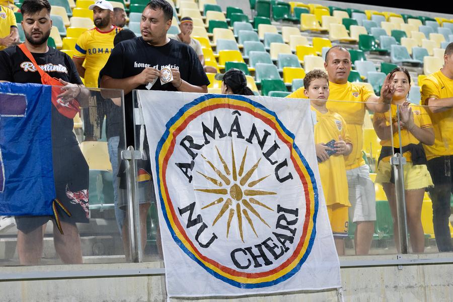 „Aromânul nu piere”, stă scris pe bannerul comunității de machedoni prezente la Cipru - România. Foto: Ionuț Iordache, GSP 7 momente inedite care nu s-au văzut la TV în Cipru - România » Ne așteaptă suspendarea de la UEFA + imaginea zilei, extrem de sugestivă, a celor două lumi din fotbalul românesc