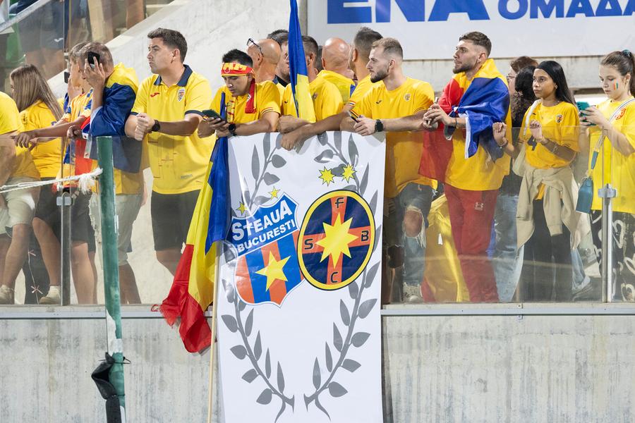 Bannerul pe care nu l-au înțeles ciprioții. Foto: Ionuț Iordache, GSP 7 momente inedite care nu s-au văzut la TV în Cipru - România » Ne așteaptă suspendarea de la UEFA + imaginea zilei, extrem de sugestivă, a celor două lumi din fotbalul românesc