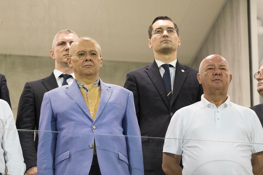 În partea stângă, rândul de jos, Dan Mihalache, ambasadorul României în Cipru. Foto: Ionuț Iordache, GSP 7 momente inedite care nu s-au văzut la TV în Cipru - România » Ne așteaptă suspendarea de la UEFA + imaginea zilei, extrem de sugestivă, a celor două lumi din fotbalul românesc