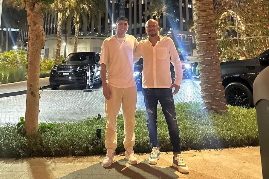 FOTO: Facebook @Adrian Mititelu Adrian Mititelu s-a dus după el în Emiratele Arabe Unite: „Respect”