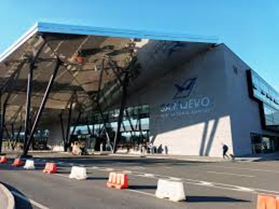 Aeroportul din Sarajevo e poarta aeriană de intrare în Bosnia pentru meciul de la Zenica Totul despre finala din Bosnia pentru fanii români: cât costă biletele, variante de călătorie la Zenica, prețuri la cazări și restaurante, obiective turistice » Interes enorm: meciul e deja sold out!