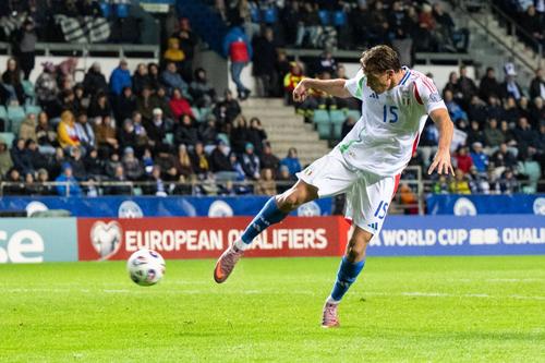Francesco Pio Esposito, în meciul Estonia - Italia 1-3 / Foto: Imago