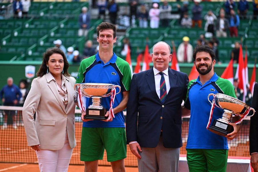 Romain Arneodo (dreapta) și Manuel Guinard cu trofeele de la Monte Carlo, alături de Prințul Albert și de președinta federației Foto: Imago Images Triumful neașteptat al lui Valentin Vacherot la Shanghai și impactul asupra tenisului din Monaco: „100 de mesaje după finală și felicitări de la Prințul Albert”