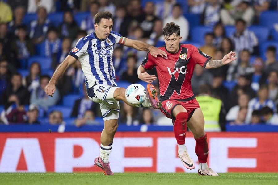 Andrei Rațiu (dreapta, în duel cu Mikel Oyarzabal) a fost printre cei mai buni de la Rayo în victoria cu Sociedad (1-0) / Foto: Imago „Andrei Rațiu strălucește din nou și așteaptă răsplata!” » Adevărul despre oferta refuzată de Rayo Vallecano