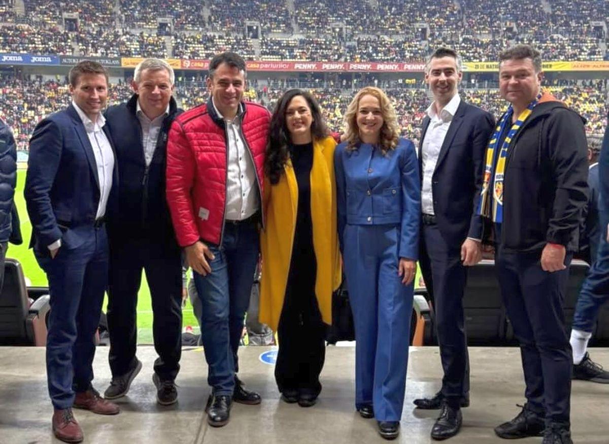 Bilaterală la oficială » Iată cine au fost politicienii surprinși în tribune la România - Austria