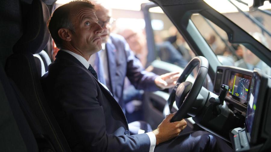 Emmanuel Macron a vizitat standul grupului Renault Dacia, două premiere mondiale la Salonul Auto de la Paris, sub privirile lui Emmanuel Macron