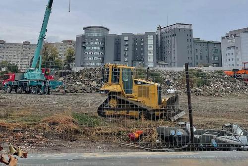 După două săptămâni de „curățare”, la Stadionul Dinamo au ajuns utilajele de mare tonaj/ foto: Noul Stadion Dinamo